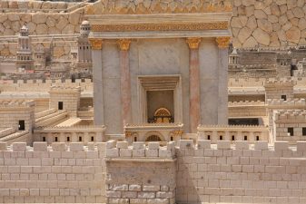 Eco Rabbi: Parshat Terumah – Give of Yourself to Make Room for Our Home