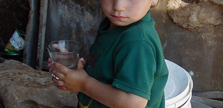 palestinian-child-drinking-water-green-prophet1.jpg