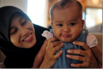 Seven Tips for Modest Moms: Choosing a Green Breastfeeding Cover