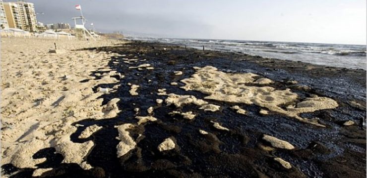 lebanon-oil-spill-at-end-of-war.jpg