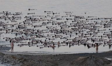1000 Naked Israelis Strip to Save the Dead Sea