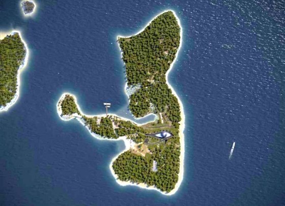 green building, geothermal energy, solar energy, photovoltaic panels, Naomi Campbell