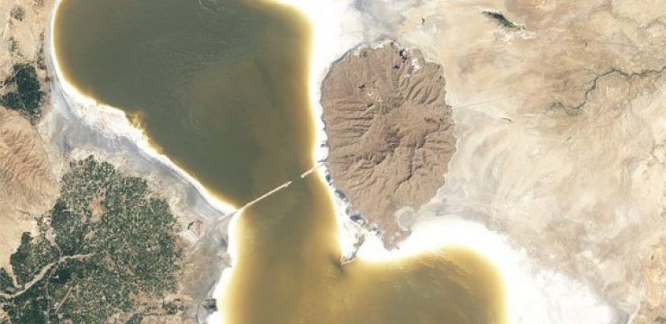 Lake-Urmia-Iran-2011.jpg