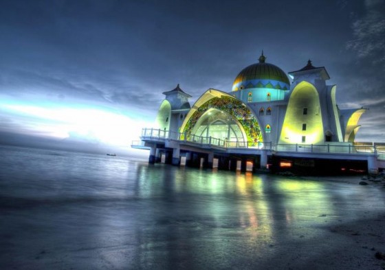 The World's Most Beautiful Mosque in Malaysia is Vulnerable to Rising Seas design, architecture, rising sea levels, greenhouse gases, Malaysia, Malacca Mosque, Strait of Malacca, Mosque, global warming