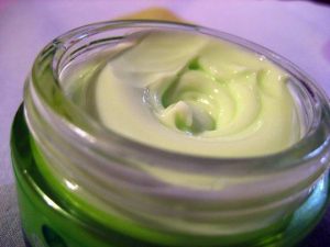 Make your own toxin-free herbal moisturizer