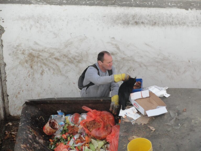 Dumpster Diving for Hotel Food in Eilat, Israel