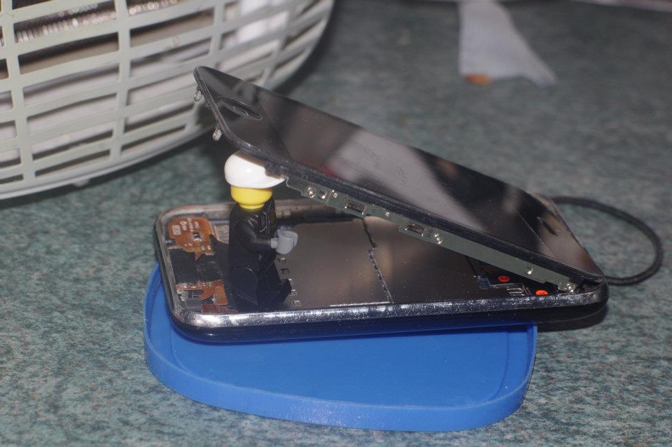 lego man fixing apple battery