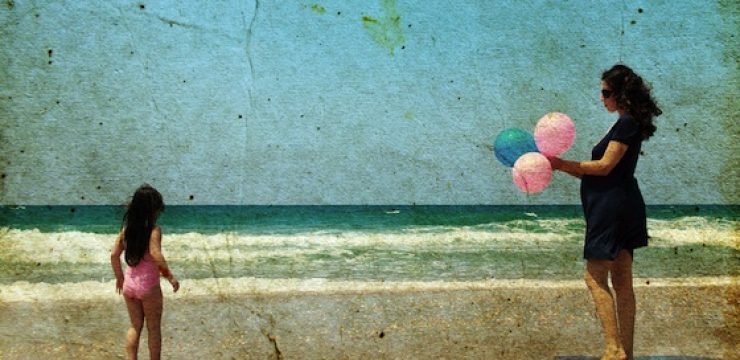 pregnant-mom-beach-balloons.jpg