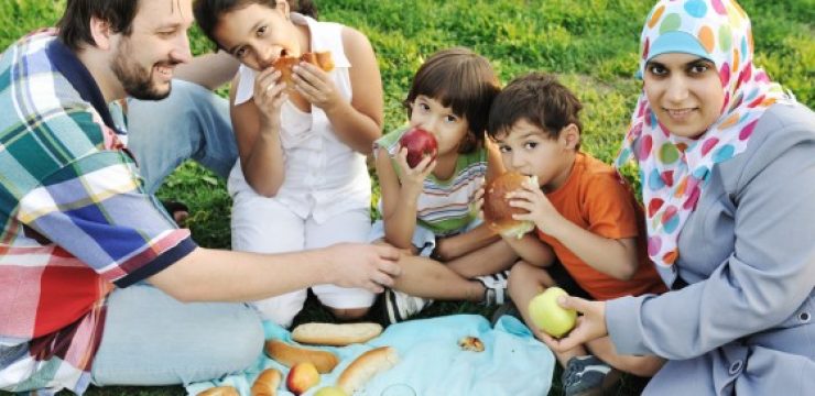 arab-family-eating-picnic.jpeg