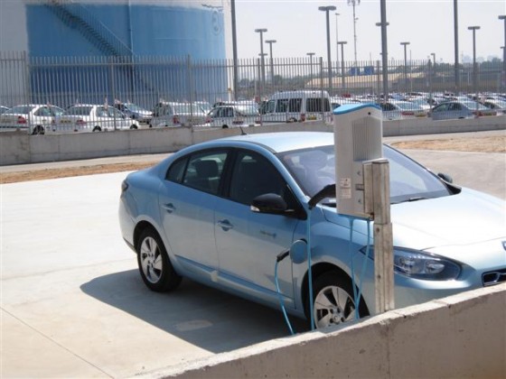 Visit to Better Place, ZE car being recharged 