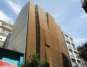 Wooden Sun Filter Cools Istanbul Apartment Complex Naturally