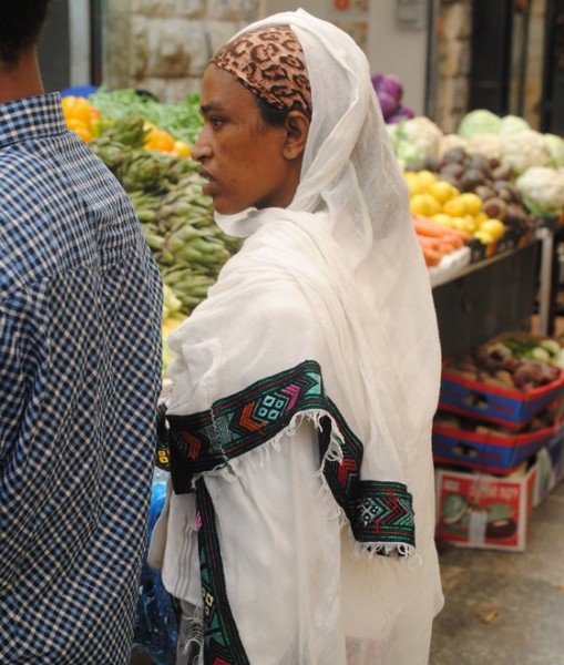 machane yehuda food tour, jerusalem, rabbi neril eco-our, ethiopian woman eco-shuk tour