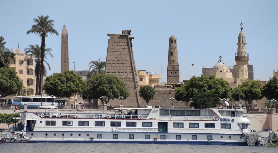 nile cruise, oil spill in Egypt
