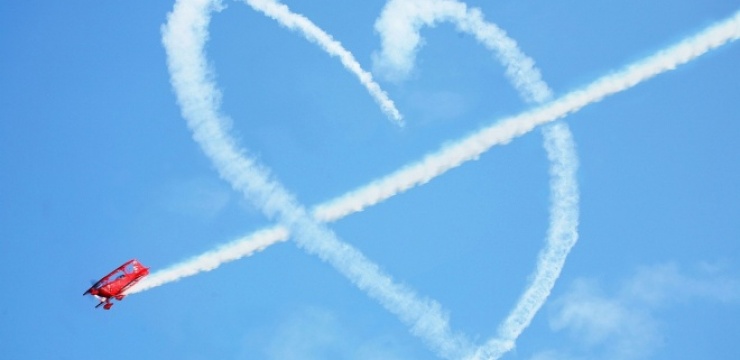 Airplane-smoke-making-heart.jpg