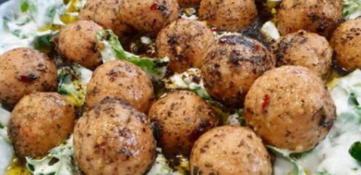 Bulgur-balls-over-garlicky-yoghurt-and-spinach-Arap-Koftesi-525x700-e1766295049886.jpg