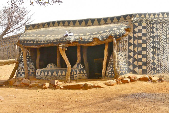 Cour Royale à Tiébélé, Rita Willaert, earth architecture, earth homes, mud homes, cow dung, gourounsi architecture, burkina faso, kassena people, painted earth homes, painted royal village, natural materials