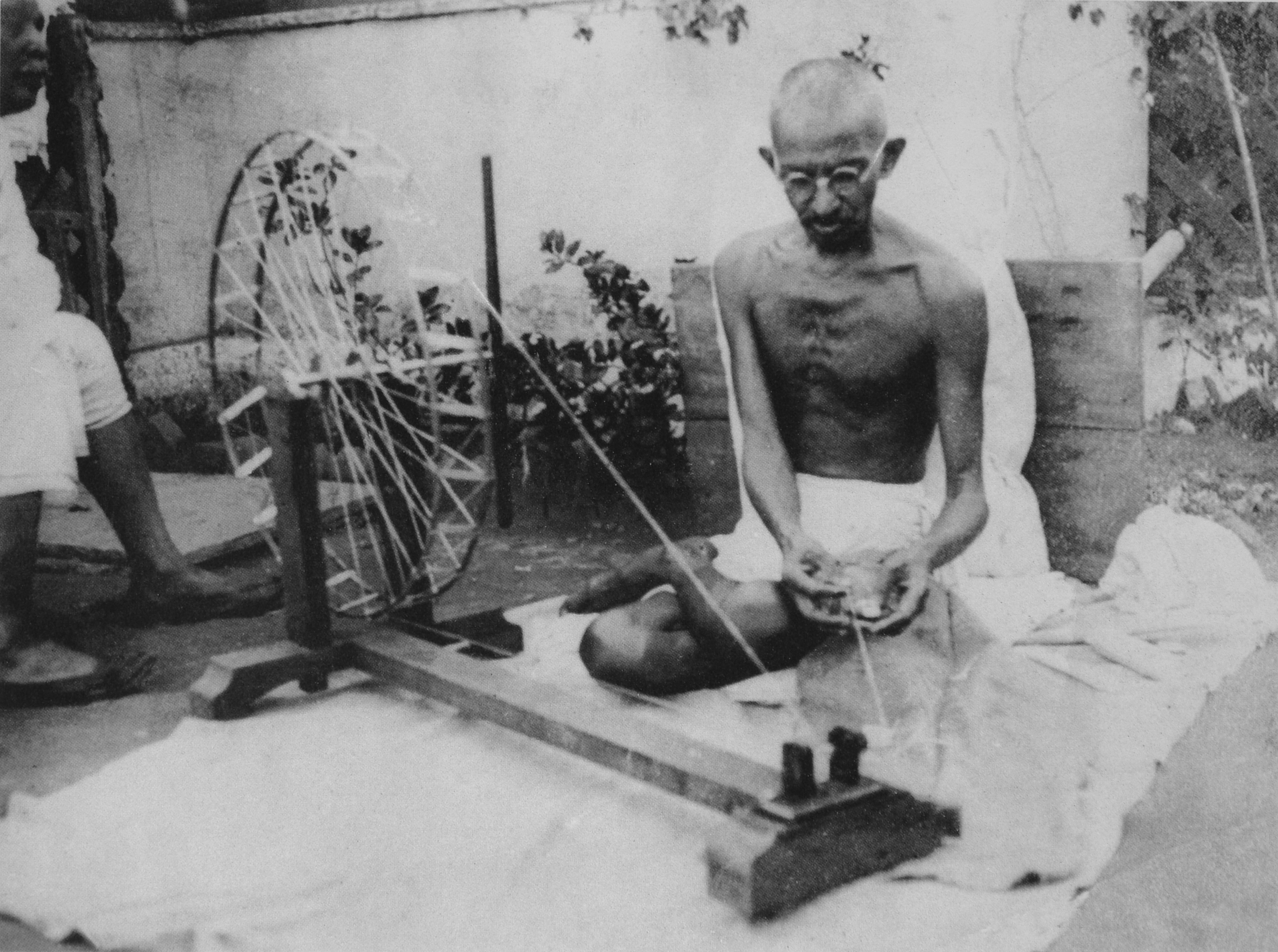 Mahatma Gandhi spinning yarn