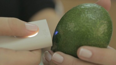 Tiny SCiO scanner reveals calories and chemistry in everything!