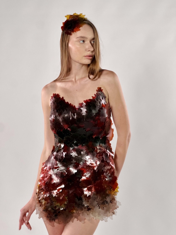 Designer Batoul Al-Rashdan, a trained engineer, creates plant-based materials, which she turns into clothes and accessories. Via Batoul Al-Rashdan (UNEP)