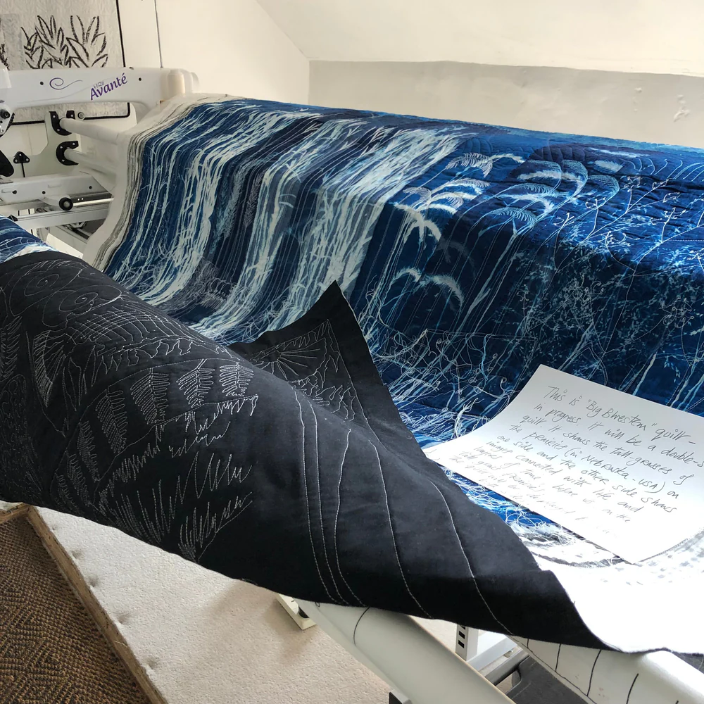 Big Bluestem quilt Pauline Burbidge, cyanotype quilt art, modern folk craft movement, contemporary textile archive, botanical imprint fabric, prairie grass quilt design, handmade cyanotype quilt, Pauline Burbidge botanical quilt, International Quilt Museum Nebraska collection, textile memory mapping art, slow craft cyanotype fabric, regenerative craft movement, neo-folk textile art, land-connected quilting revival, cyanotype prairie grass fabric art, modern quilt artist Pauline Burbidge, botanical cyanotype craft movement, fabric as archive quilt, nature imprint folk craft, new craft folk textile movement