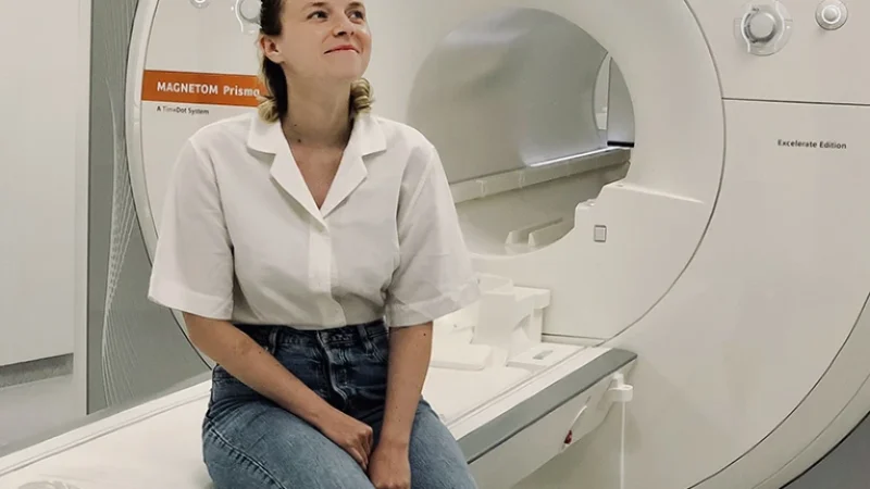 Scientist shows how her brain changed on the birth control pill