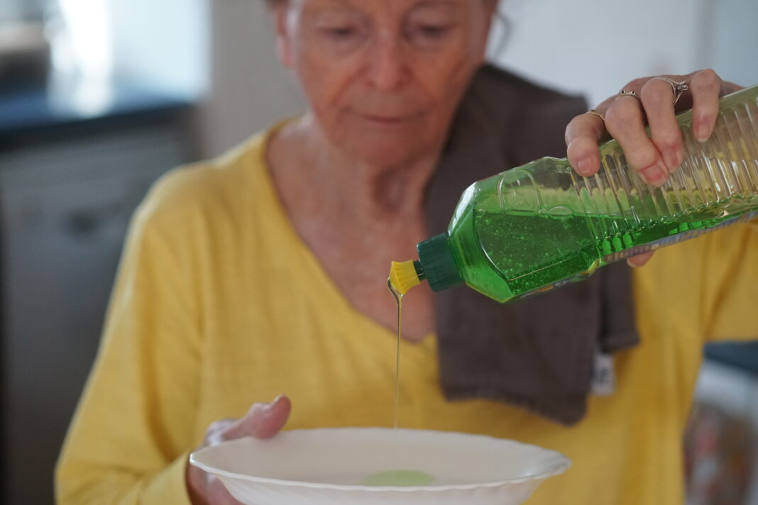 Today's dishwashing soap feels like 99% gel and 1% actual soap. Patricia Kloosterman demonstrates.