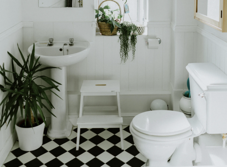 The dangers of water leaks at home