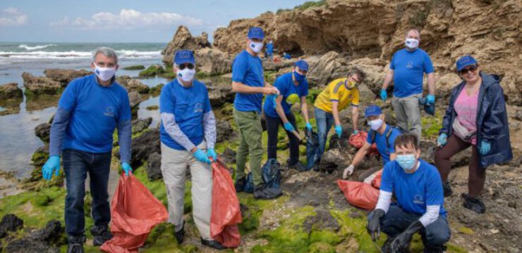eu-ambassadors-israel-clean-beach.jpg