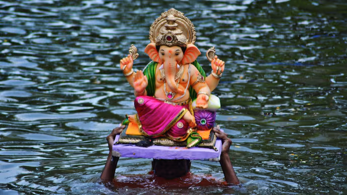 Idols of Ganesh in Canadian lakes are causing local environmental concerns