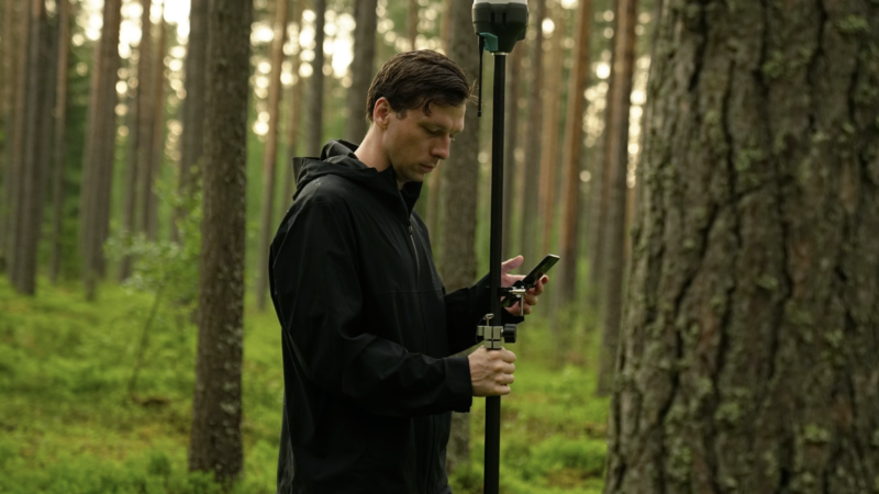 The hidden chatter beneath our feet – how trees, mushrooms, and microbes speak