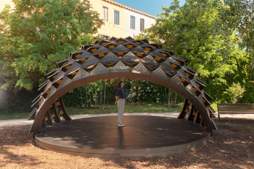 SOMBRA, a name fusing the Latin words for sun (sol) and shade (umbra), is more than a temporary pavilion—it’s a living laboratory. Shaped like a heliodon, the structure mimics how the sun moves through the sky, providing an intuitive experience of solar patterns. It operates without motors, electronics, or external energy. Instead, it breathes, opens, and closes using only passive physical principles.