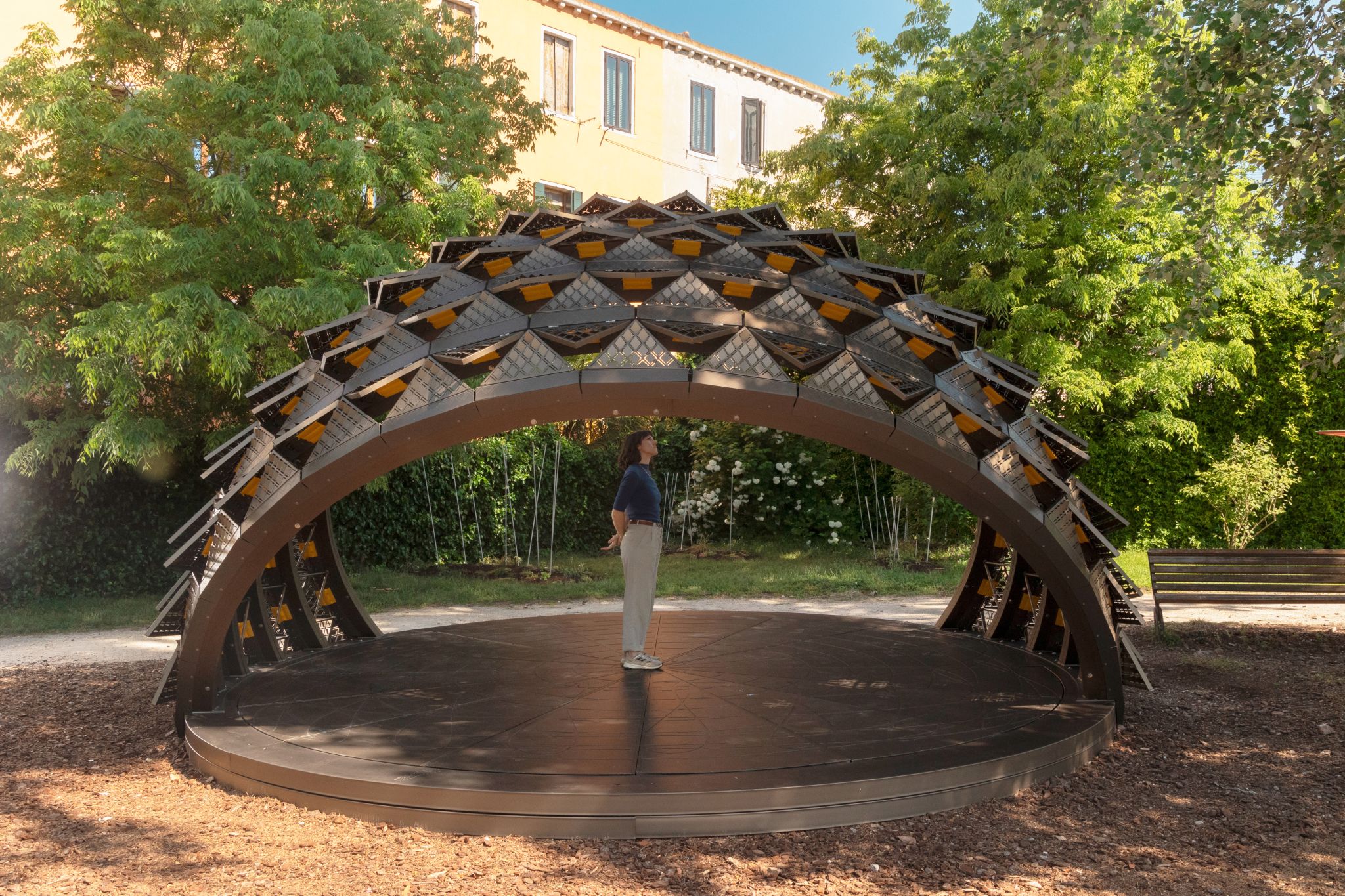 SOMBRA, a name fusing the Latin words for sun (sol) and shade (umbra), is more than a temporary pavilion—it’s a living laboratory. Shaped like a heliodon, the structure mimics how the sun moves through the sky, providing an intuitive experience of solar patterns. It operates without motors, electronics, or external energy. Instead, it breathes, opens, and closes using only passive physical principles.