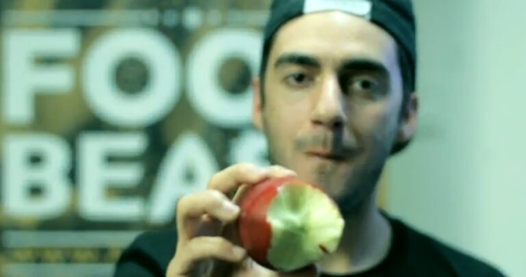 The Right Way to Eat an Apple (video)