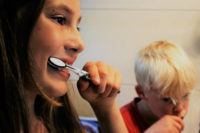 kids brushing teeth