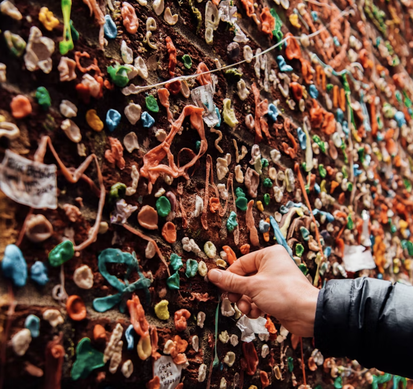chewing gum pieces, microplastics in gum, synthetic gum, natural gum, saliva with microplastics, plastic particles in saliva, chewing gum research, microplastic contamination, UCLA research on gum, microplastics released from gum, gum base made from plastic, plastic in everyday products, environmental impact of gum, lab research on chewing gum, microplastics from synthetic products, plastic pollution and health risks, people chewing gum with plastic particles