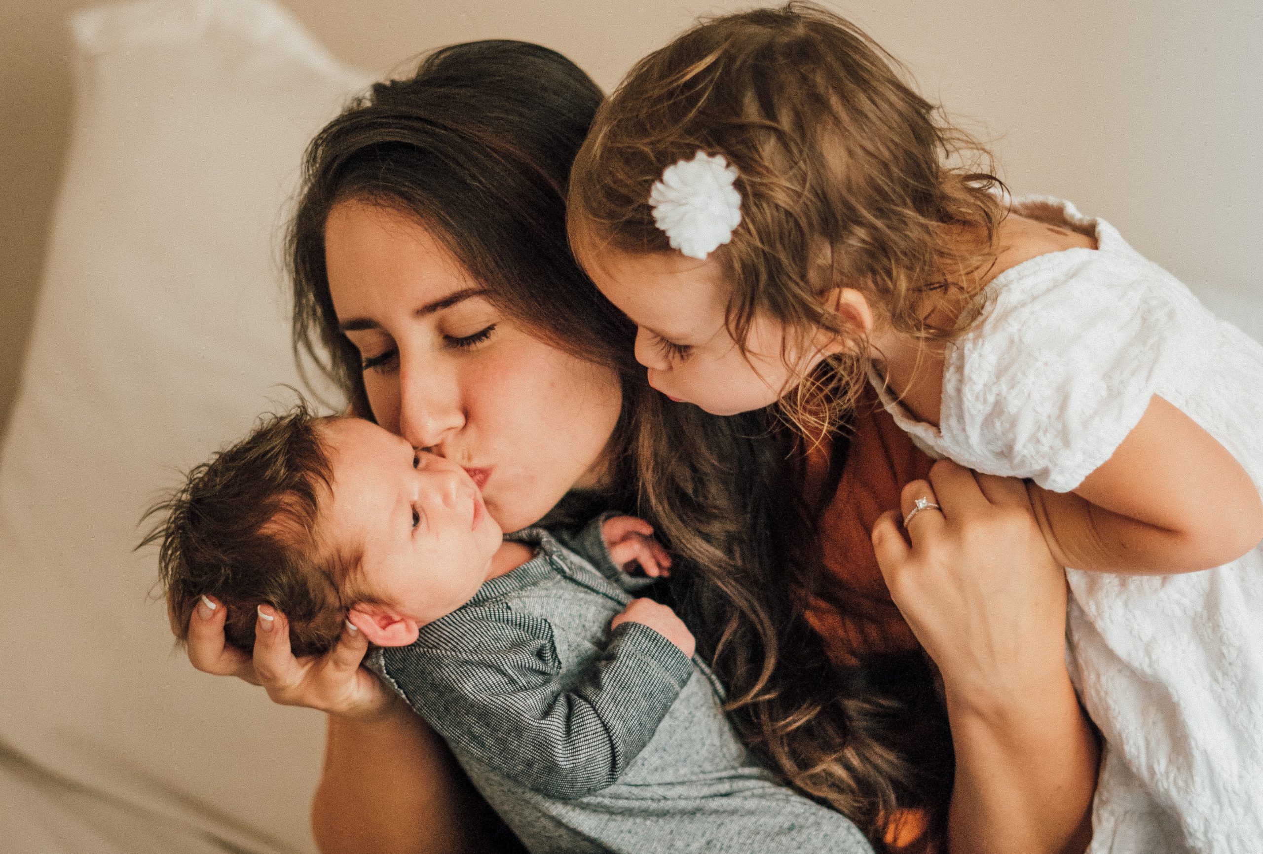 mother kiss child herpes