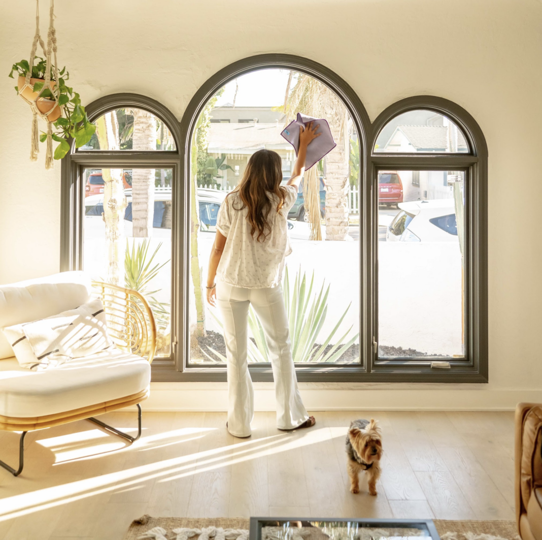 microfiber cloth cleans windows, no spray needed