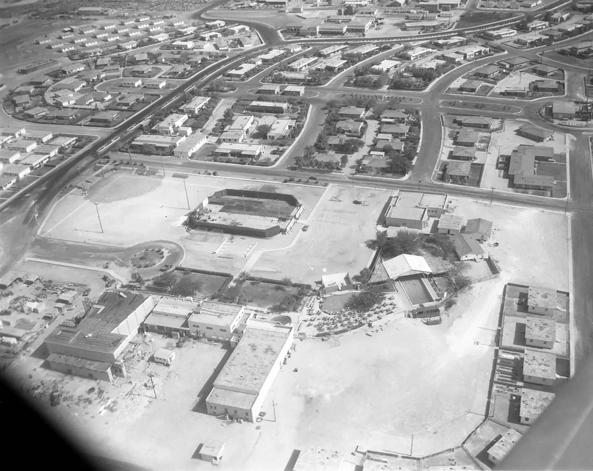 Aramco-built “Western-style residences” show how detached villas and planned neighborhoods became part of Saudi urban life.
