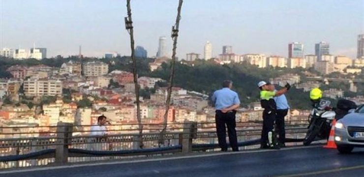 selfie-istanbul-bridge-police.jpg