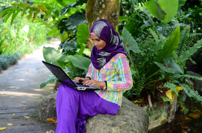 girl_elearning_with_laptop