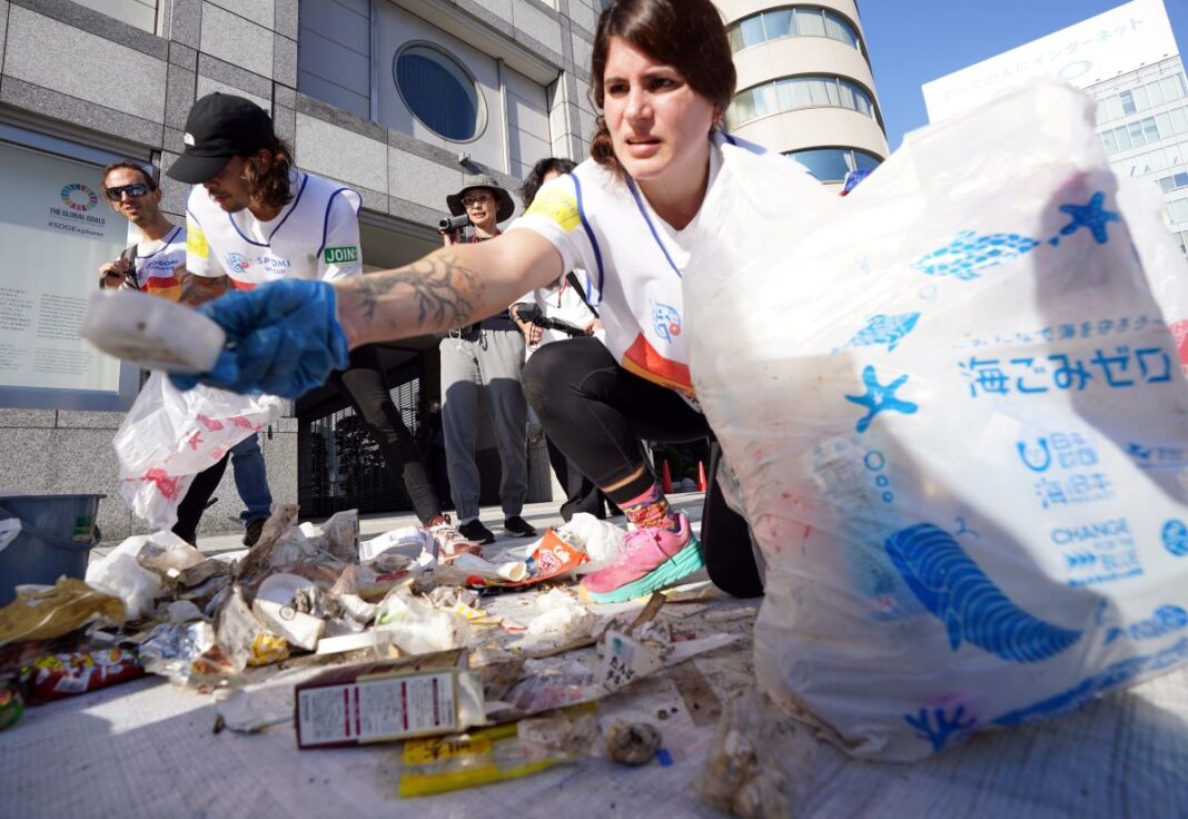 The Spanish team separates the garbage they picked up during the SPOGOMI World Cup.(©SANKEI by Kazuya Kamogawa)