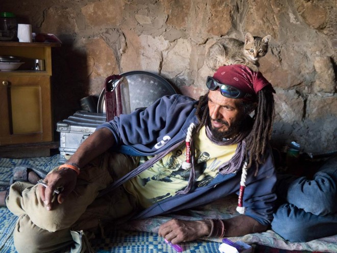 petra cave couchsurfing