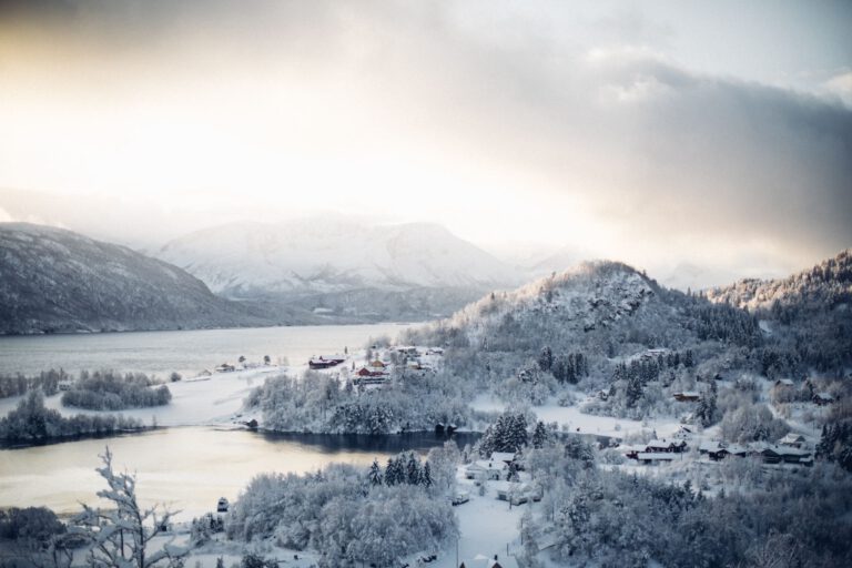 Travel by Valentine’s train on 5 romantic itineraries around Norway and Sweden