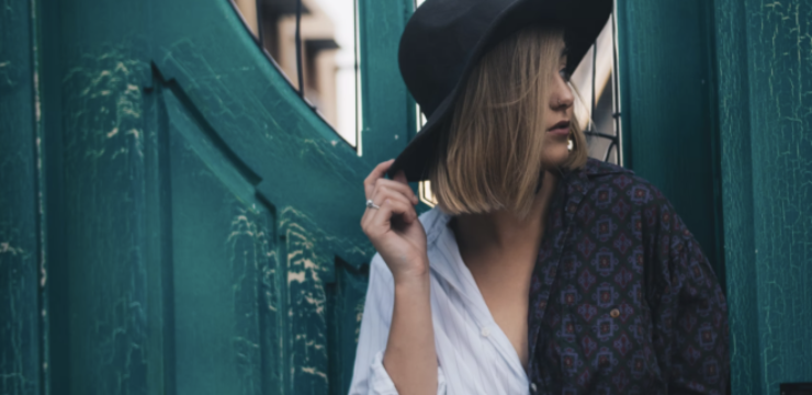 woman-gate-hat-lifetsyle-paris.png